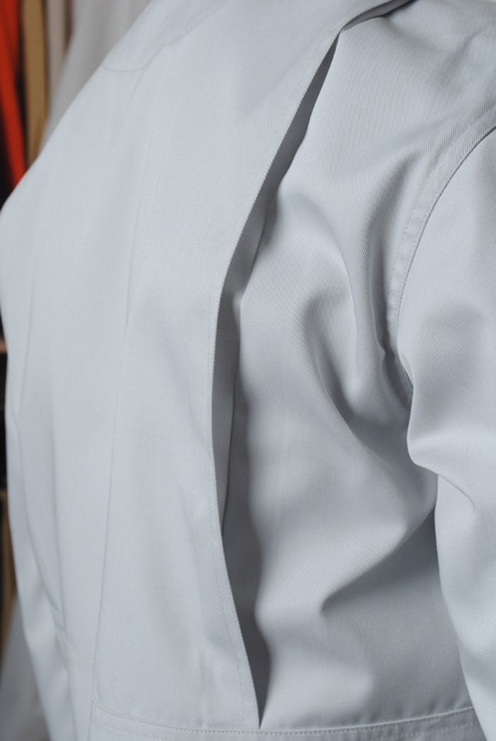 松下工作服側邊活褶設計 增加活動量